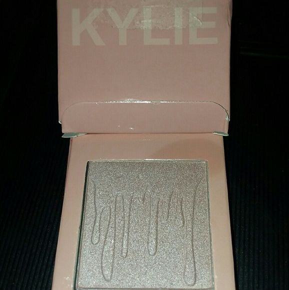 🎊🛍 KYLIE JENNER Pressed Illuminating Powder - Picture 3 of 4